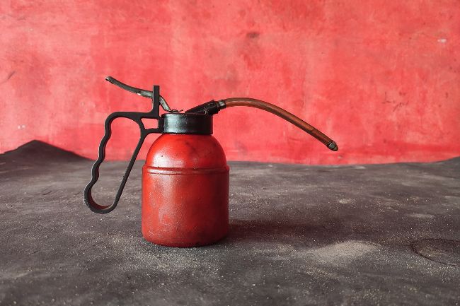 Leia mais sobre o artigo Saiba Qual o óleo Ideal Para Usar em Máquinas de Costura