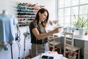 Leia mais sobre o artigo Como montar um ateliê de costura em casa gastando pouco