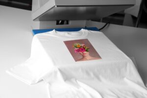 Leia mais sobre o artigo Transforme Camisetas Velhas em Peças Novas com Técnicas Simples de Conserto
