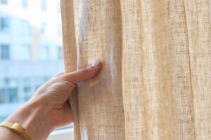 Leia mais sobre o artigo Cortina Feita em Casa: Dicas de Tecido, Medidas e Acabamento